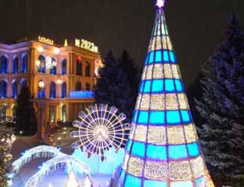 С Новым годом! Красивые праздничные декорации и яркий караван Coca Cola + поздравления из Алматы